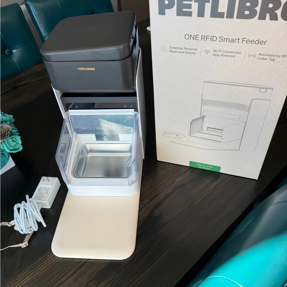 Automatic Cat Feeder - Black and White